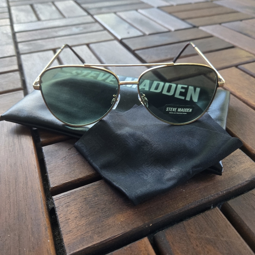 Steve Madden Gold Aviator Sunglasses - Picture 5 of 5